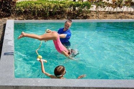 Алёна Гончаренко, P2893254 — как проходит детский урок по плаванию с Алёной Гончаренко